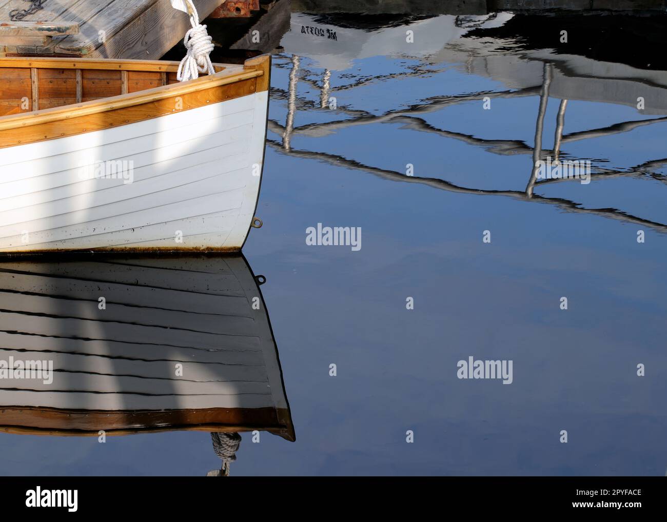 Ein hölzernes Ruderboot im Wasser von Camden Harbor, Maine Stockfoto