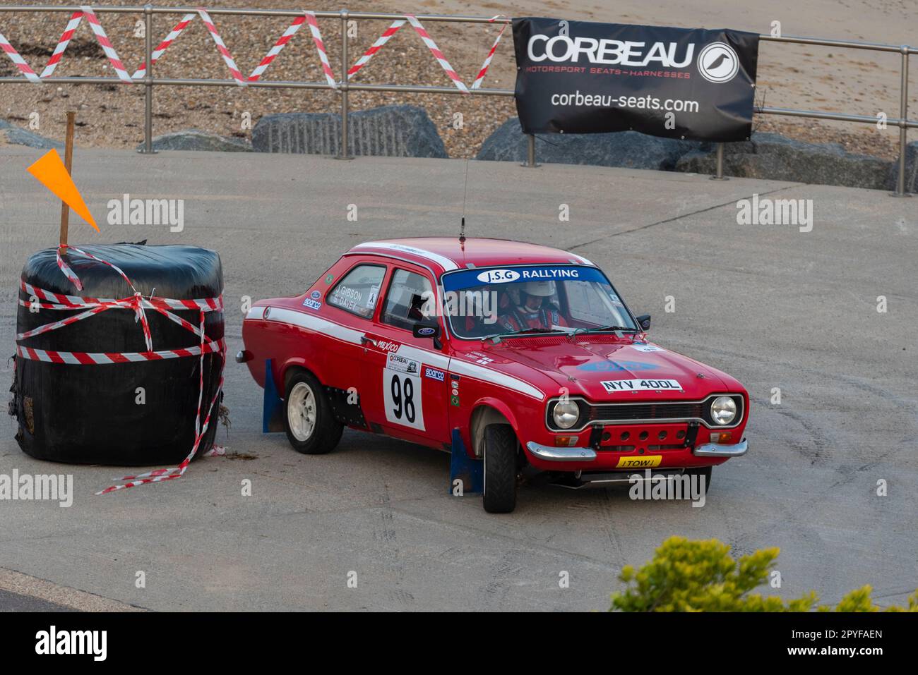 John Gibson fährt mit einem Ford Escort Mk1 Mexico aus dem Jahr 1972 an der Corbeau Seats Rallye am Meer in Clacton, Essex, Großbritannien. Mitfahrer Steven Davey Stockfoto