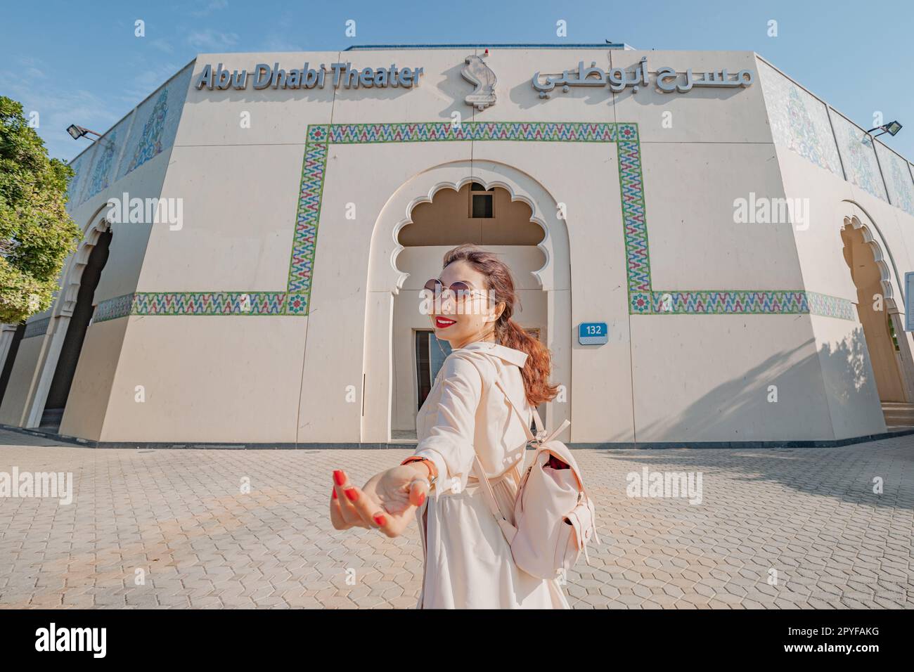 15. Januar 2023, Abu Dhabi, Vereinigte Arabische Emirate: Bewundern Sie den Spaziergang mit Mädchen in Richtung Theatereingang. Kulturelles Leben in der Stadt Stockfoto