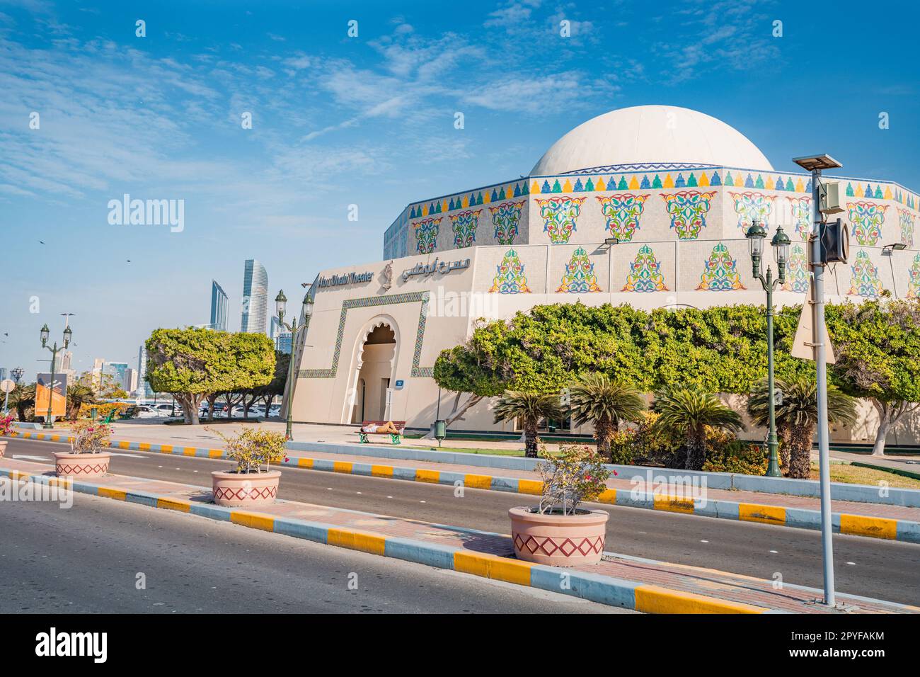 15. Januar 2023, Abu Dhabi, Vereinigte Arabische Emirate: Bewundern Sie die Pracht und Eleganz des Theatergebäudes Abu Dhabi, ein wahres Meisterwerk der architektonischen Gestaltung und en Stockfoto