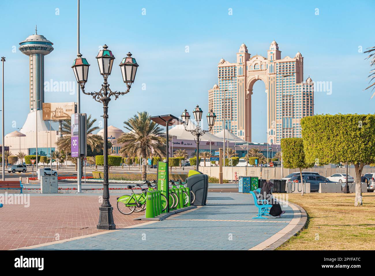 15. Januar 2023, Abu Dhabi, Vereinigte Arabische Emirate: park mit Entwicklungsbereich und Bank vor dem atemberaubenden Rixos Marina Hotelgebäude Stockfoto