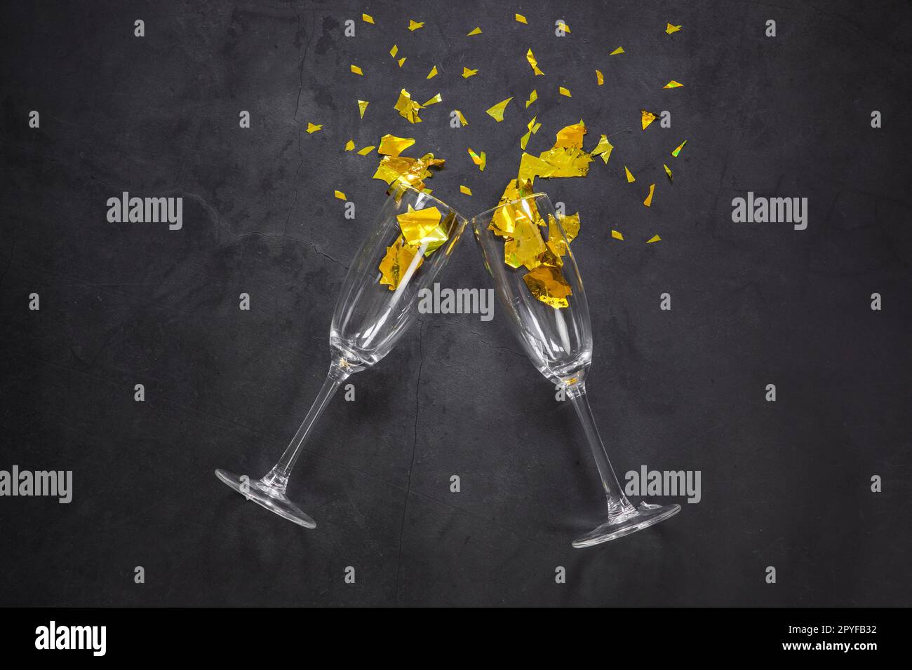 Prost, zwei Gläser Champagner mit Golddekoration Celebration-Konzept, Top View Party-Konzept Stockfoto