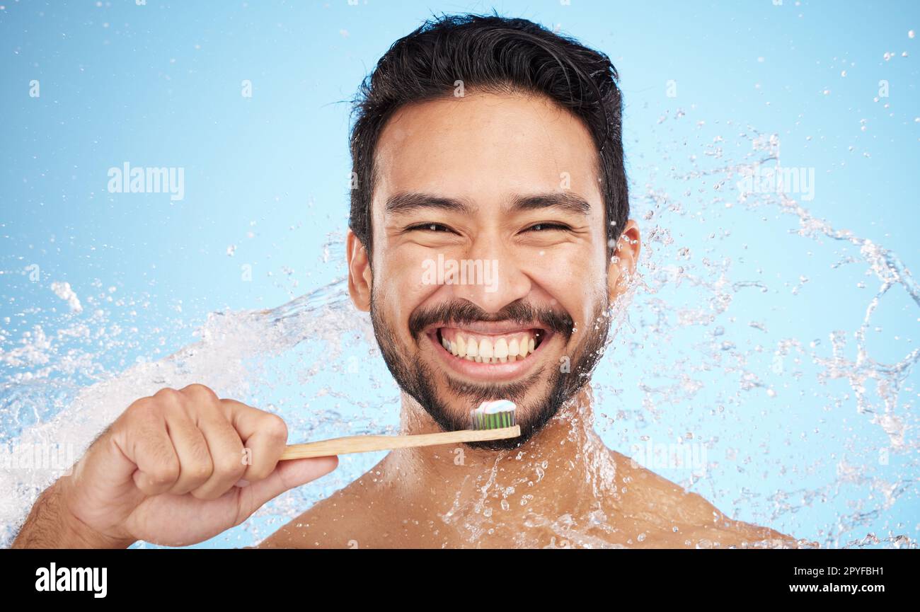 Wasserspritzer, Porträt oder Zahnbürsten im Studio mit Zahnbürste für weiße Zähne oder Mundpflege. Gesicht, Zahnpasta oder glückliche Person, die den Mund mit einem gesunden Zahnlächeln reinigt oder wäscht Stockfoto