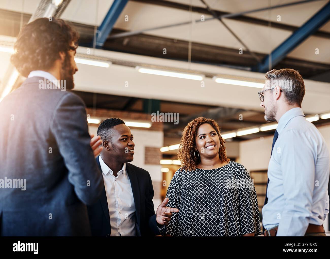 Ein paar Ideen austauschen. Ein Team von entspannten Geschäftsleuten, die während ihrer Pause im Büro plaudern. Stockfoto