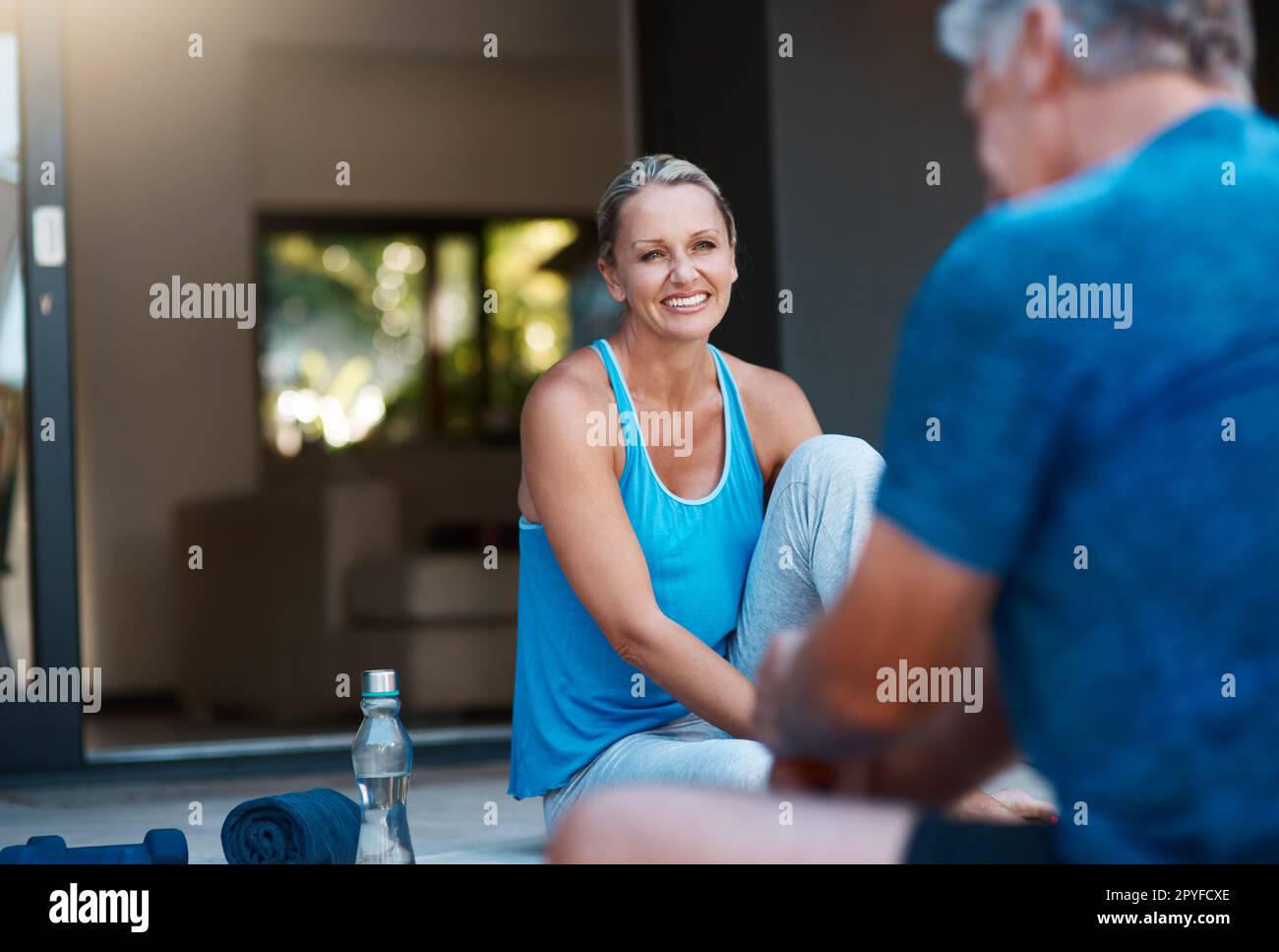 Er bringt immer das Beste aus mir hervor. Ein reifes und glückliches Paar, das nach einem intensiven Workout außerhalb seines Zuhauses eine Pause macht. Stockfoto