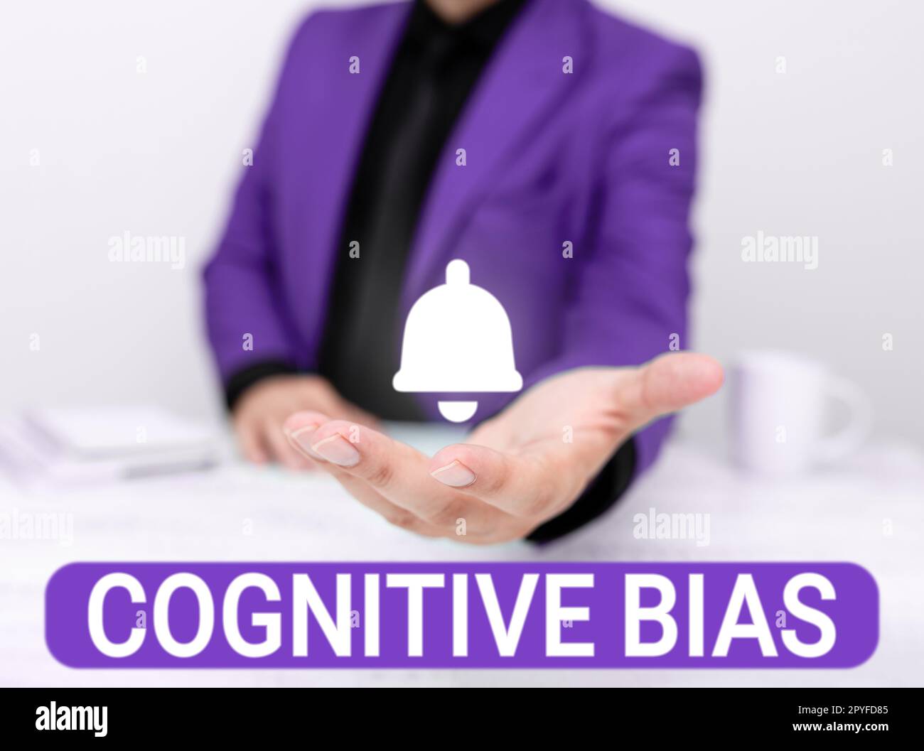 Schrift zeigt Text kognitive Vorurteile an. Wort für psychologische Behandlung psychischer Störungen Stockfoto