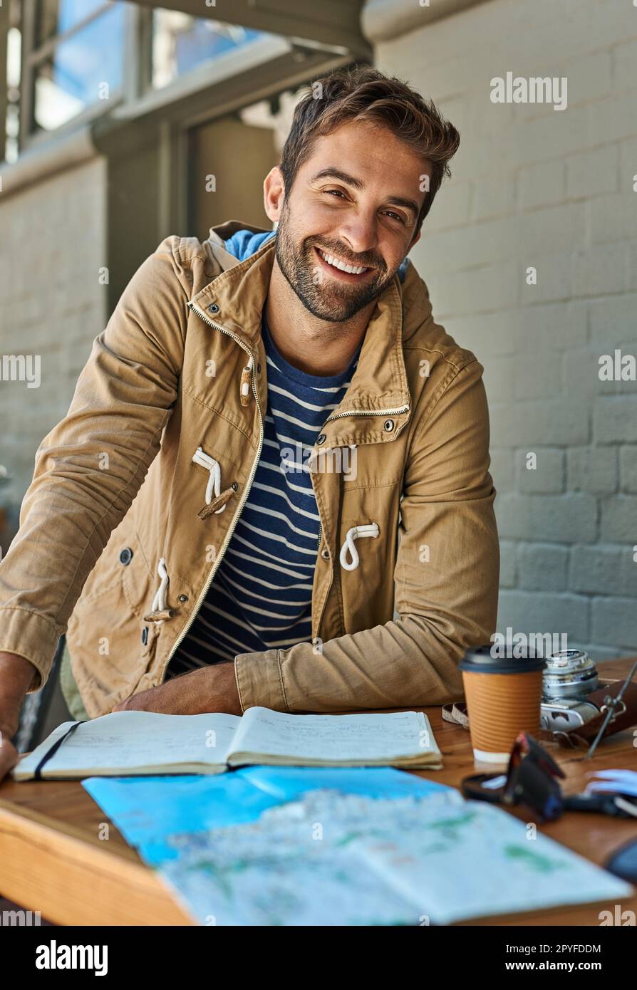 Er ist ein normaler Globetrotter. Porträt eines entspannten Touristen, der eine Tasse Kaffee in einem Straßencafé genießt. Stockfoto