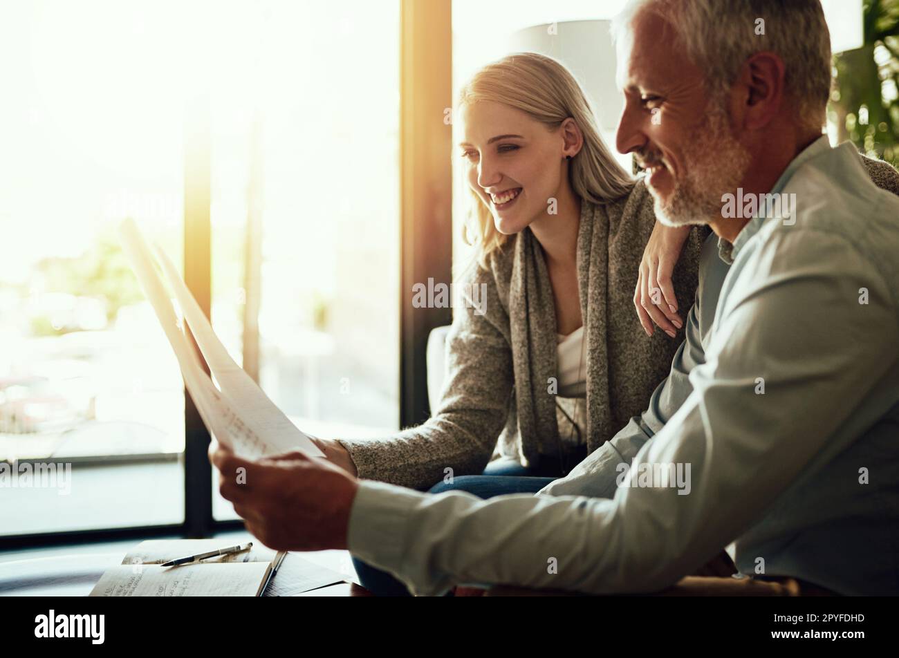 Nur ein weiterer Tag zu Hause. Ein Paar, das zu Hause zusammen seinen Papierkram durchsucht. Stockfoto