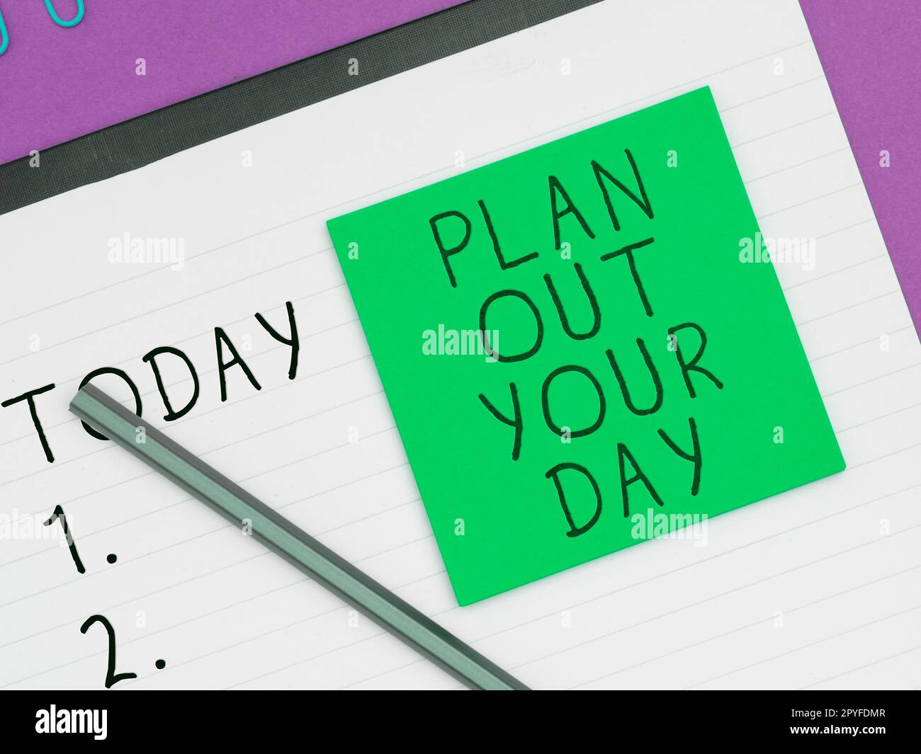 Inspiration mit dem Zeichen „Planen Sie Ihren Tag aus“. Konzept bedeutet, einen Zeitplan für die täglichen Aktivitäten zu erstellen und zu organisieren Stockfoto