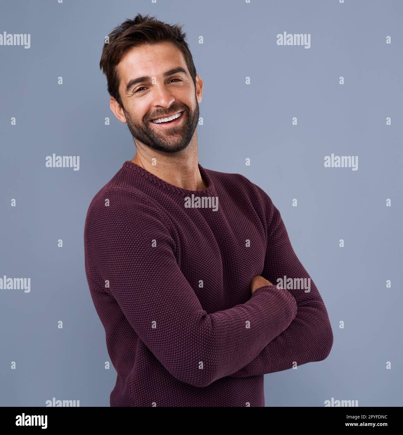 Nichts ist so attraktiv wie das Vertrauen in einen Mann. Studioaufnahme eines gutaussehenden und glücklichen jungen Mannes, der vor grauem Hintergrund posiert. Stockfoto
