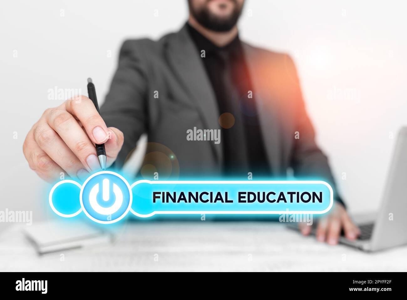 Schreiben mit Text "Financial Education". Konzept, das bedeutet, Währungsbereiche wie Finanzen und Investitionen zu verstehen Stockfoto