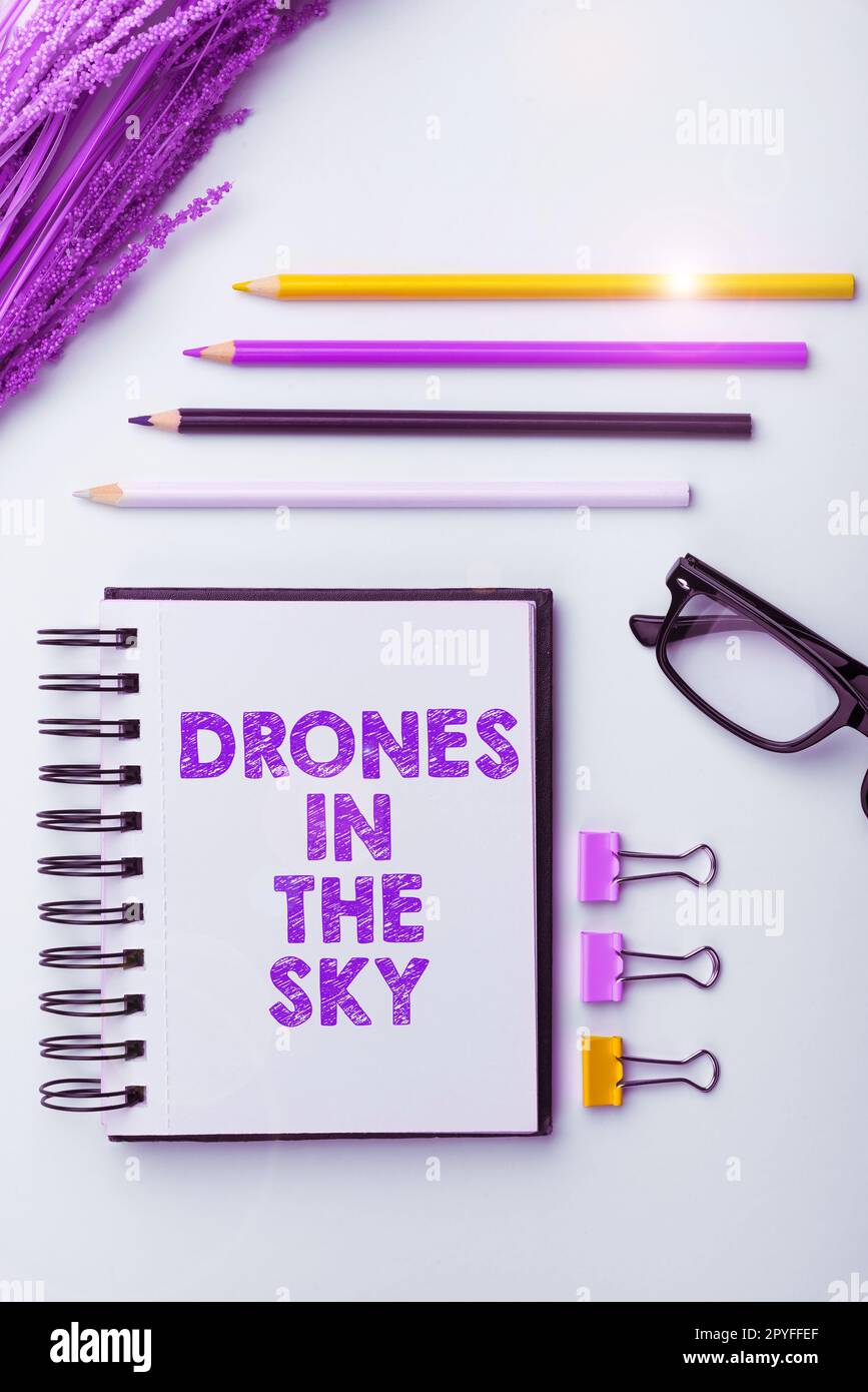 Konzeptunterschrift Drohnen im Himmel. Business präsentiert moderne Luftkameratechnologie Stockfoto