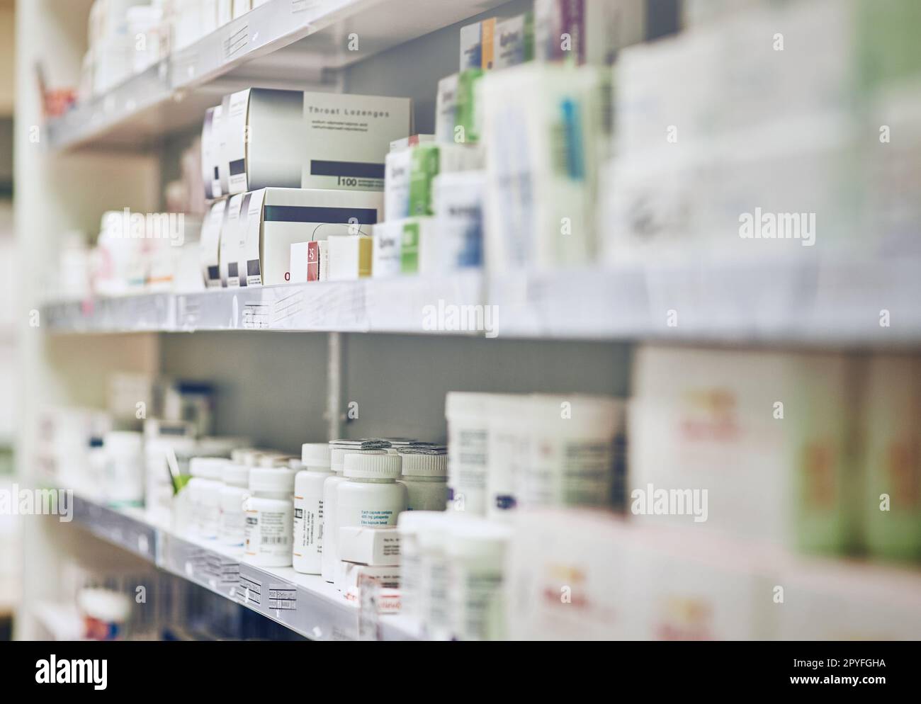 Holen Sie sich die Behandlung, die Sie brauchen. Regale in einer Apotheke. Stockfoto