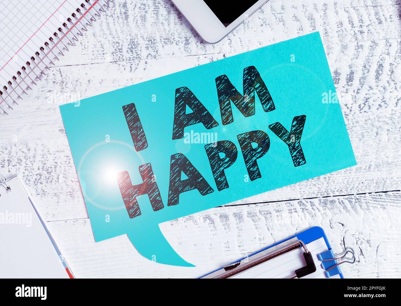 Ein Schild mit der Aufschrift „I am Happy“. Geschäftsansatz für ein erfülltes Leben voller Liebe, guter Arbeit, Glück Stockfoto