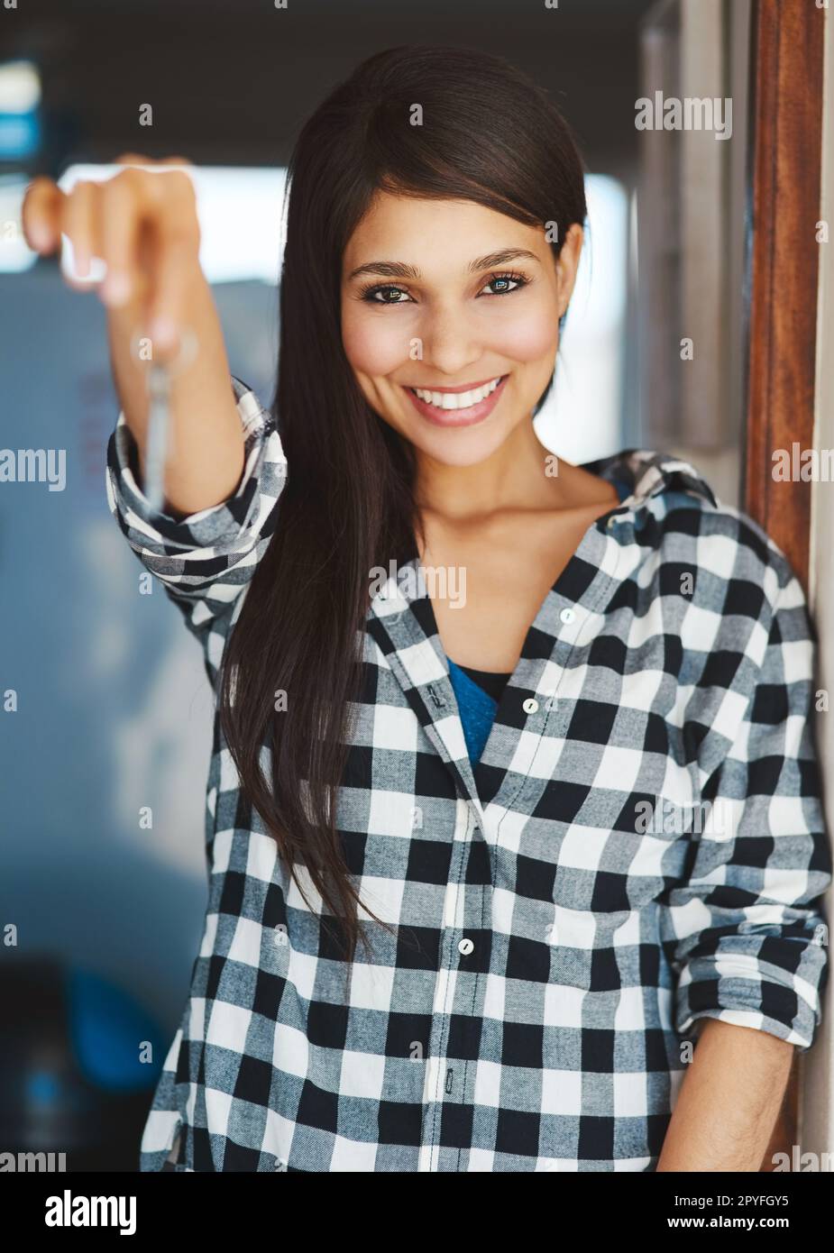 Veränderung ist aufregend. Porträt einer glücklichen jungen Frau mit dem Schlüssel zu ihrem neuen Zuhause. Stockfoto