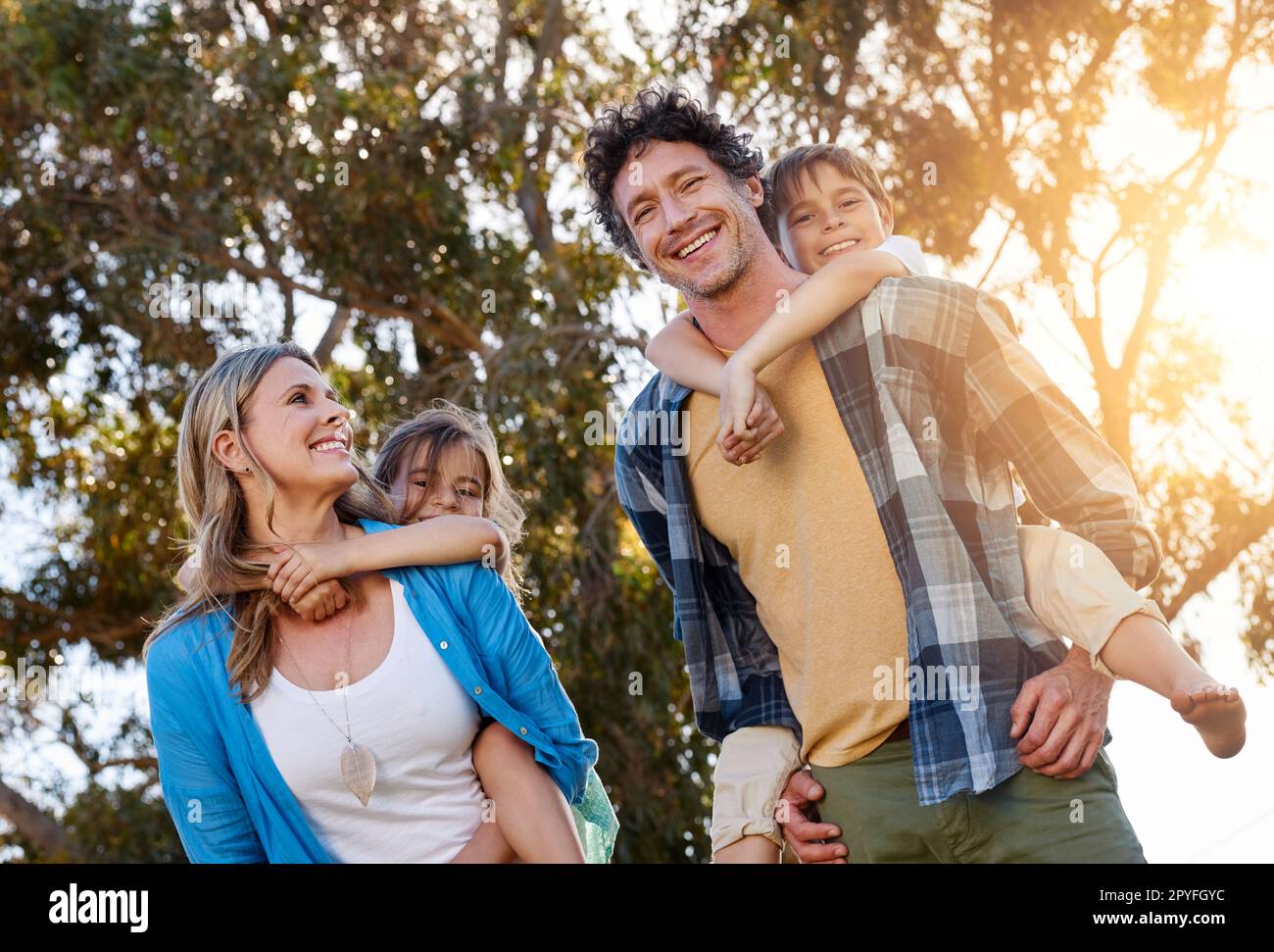 Ich liebe sie mehr, als Worte erklären können. Porträt einer glücklichen Familie, die Zeit zusammen im Freien verbringt. Stockfoto