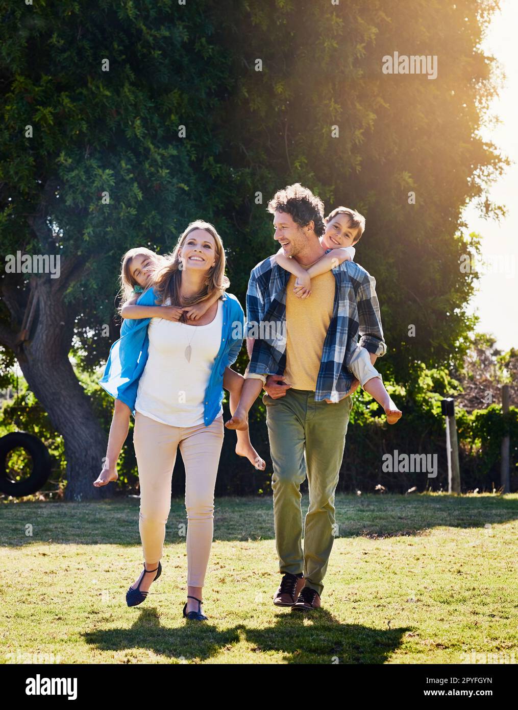 Familie - Liebe, die am lautesten spricht. Eine glückliche Familie, die Zeit zusammen im Freien verbringt. Stockfoto