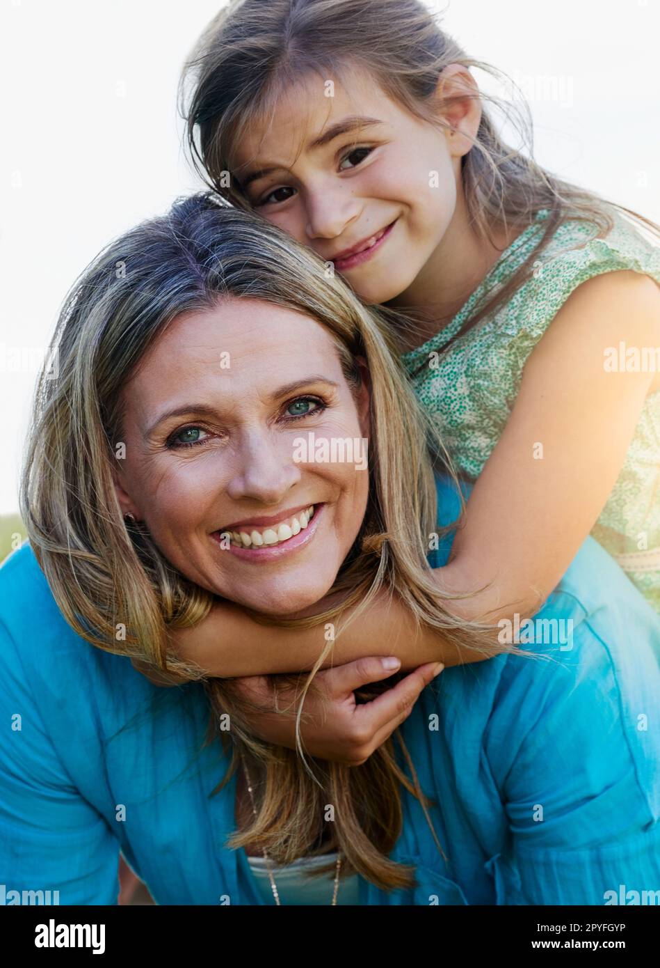 Ich liebe Mami und meine Zeit. Porträt einer glücklichen Mutter und Tochter, die Zeit zusammen im Freien verbringen. Stockfoto