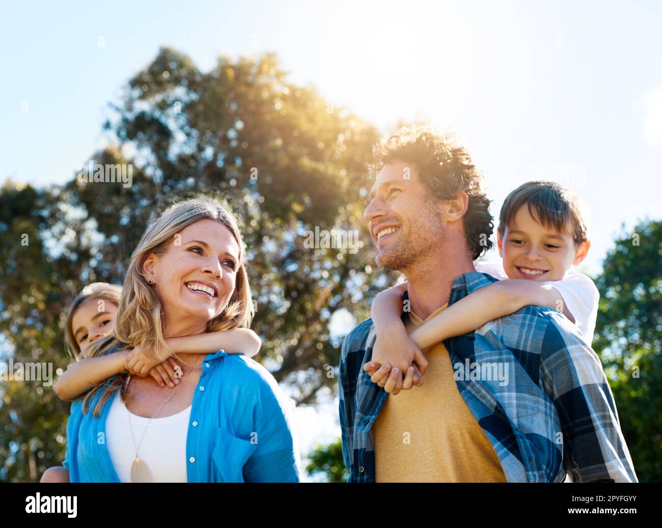 Das sind die Momente, die Familie machen. Eine glückliche Familie, die Zeit zusammen im Freien verbringt. Stockfoto