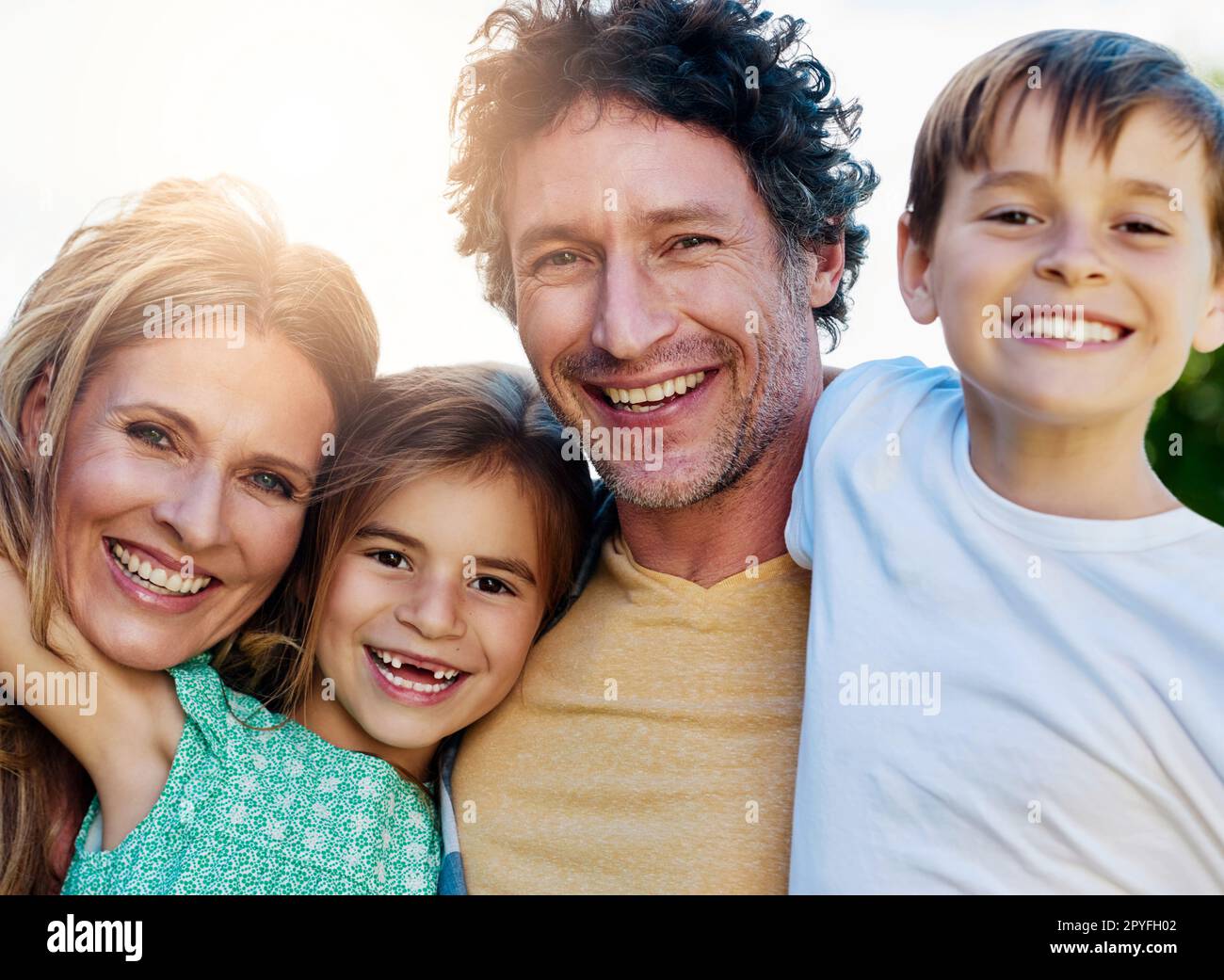 Unsere Familie hat oberste Priorität. Porträt einer glücklichen Familie, die Zeit zusammen im Freien verbringt. Stockfoto
