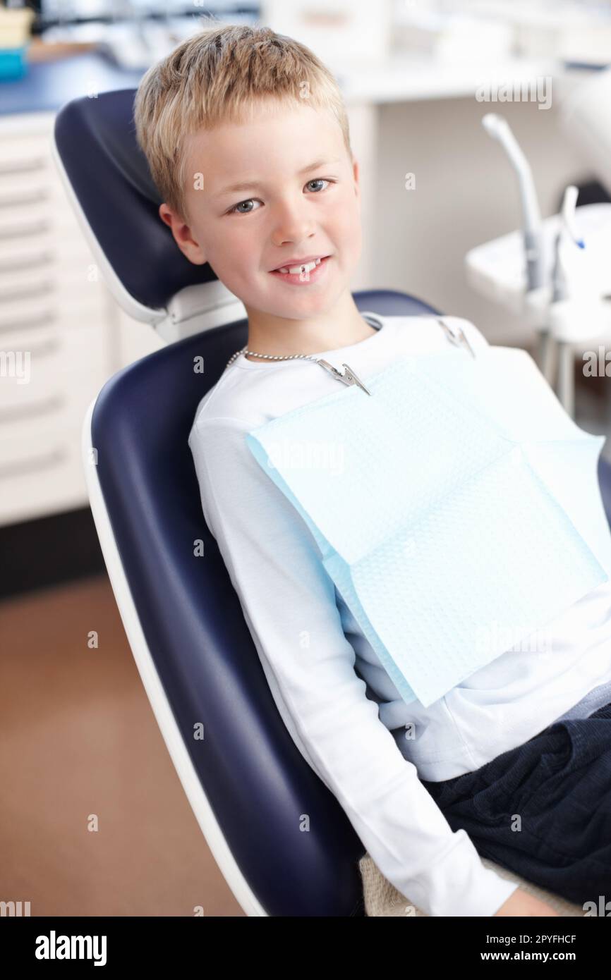 Das kleine Kind in der Zahnarztpraxis. Porträt eines lächelnden kleinen Kindes in der Zahnarztpraxis. Stockfoto