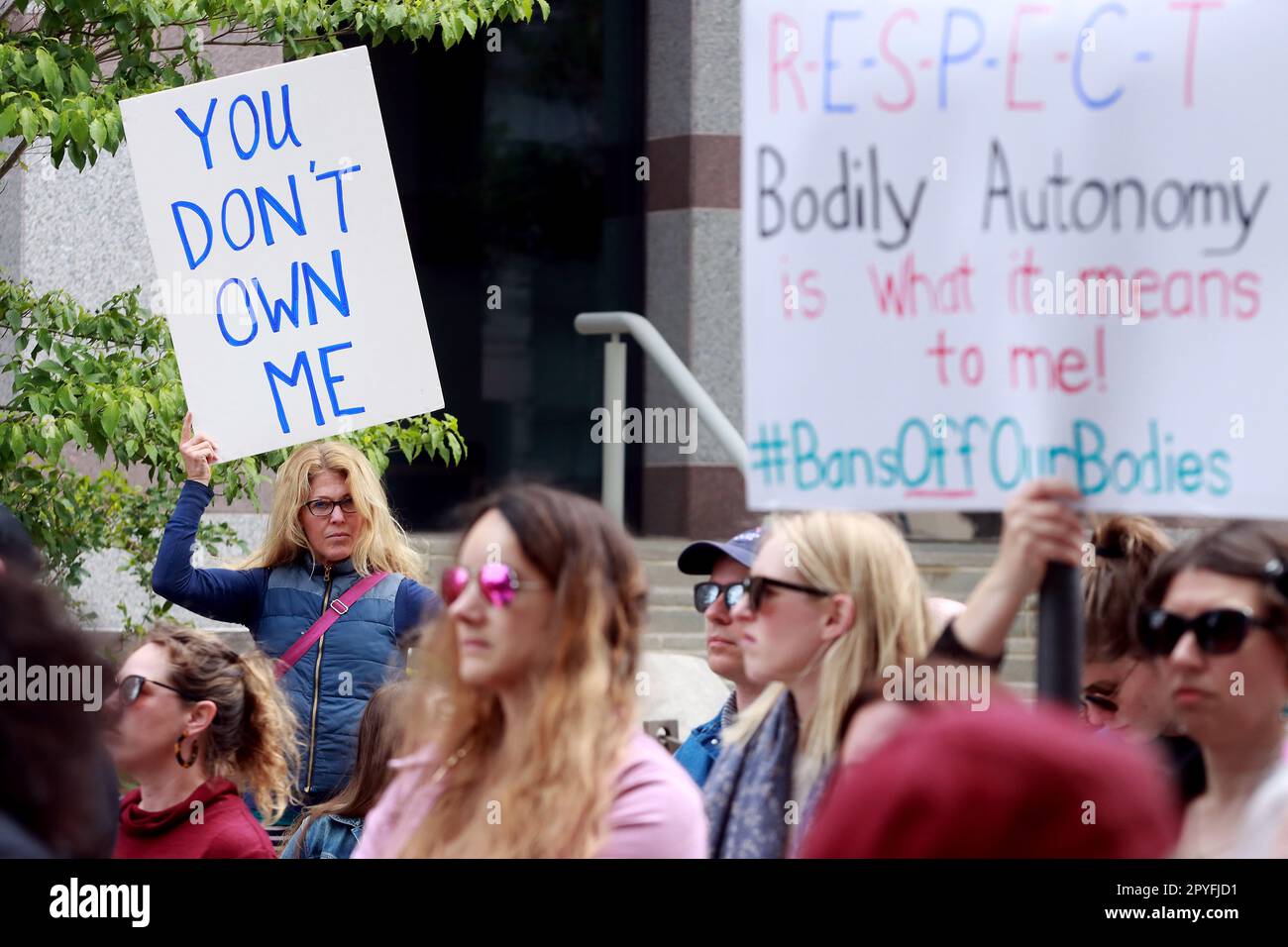 Raleigh, North Carolina, USA. 3. Mai 2023. Hunderte besuchen eine "˜Bans Off Our Bodies' Rally" auf der Bicentennial Plaza in Raleigh, North Carolina, bei der republikanische Gesetzgeber gegen eine Abtreibung nach dem ersten Schwangerschaftstrimester protestieren. Die republikanischen Gesetzgeber sagen, dass sie nach monatelangen Verhandlungen einen Konsens erreicht haben und in dieser Woche ein 12-wöchiges Abtreibungsverbot, mit Ausnahmen, einführen werden. (Kreditbild: © Bob Karp/ZUMA Press Wire) NUR REDAKTIONELLE VERWENDUNG! Nicht für den kommerziellen GEBRAUCH! Stockfoto