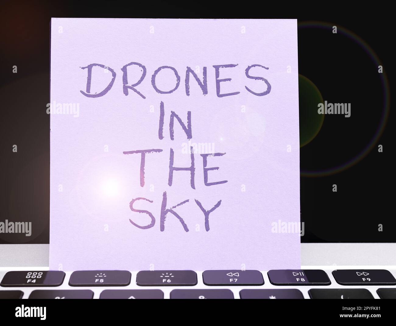 Schild mit Drohnen im Himmel. Konzeptionelle fotomoderne Luftkameratechnologie Stockfoto