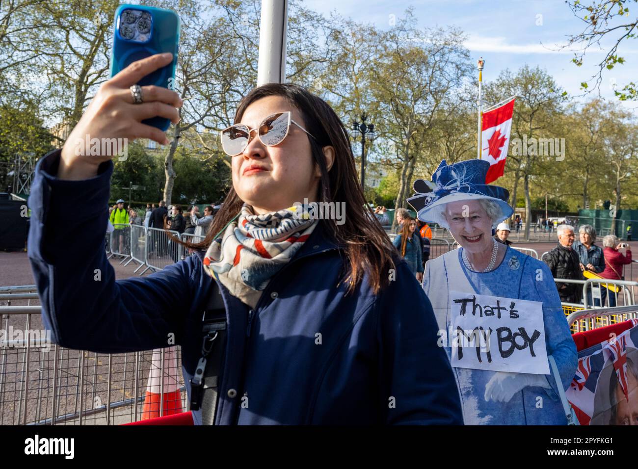 London, Großbritannien. 3. Mai 2023 Eine Frau macht ein Selfie mit einem Pappausschnitt der verstorbenen Königin, auf dem vor der Krönung von König Karl III. Und Königin Camilla am 6. Mai ein Schild mit der Aufschrift „That's My Boy“ zu sehen ist. Kredit: Stephen Chung / Alamy Live News Stockfoto