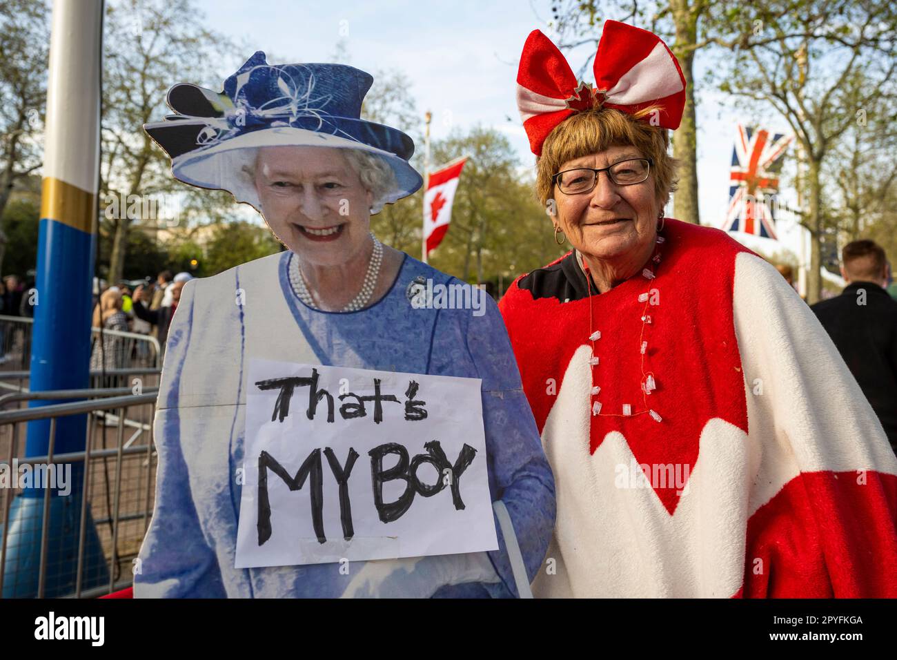 London, Großbritannien. 3. Mai 2023 Bernadette, ein königlicher Fan aus Alberta, trägt die kanadische Flagge neben einem Pappausschnitt in der Mall of the Late Queen, auf dem am 6. Mai vor der Krönung von König Karl III. Und Königin Camilla ein Schild mit der Aufschrift „That's My Boy“ steht. Kredit: Stephen Chung / Alamy Live News Stockfoto