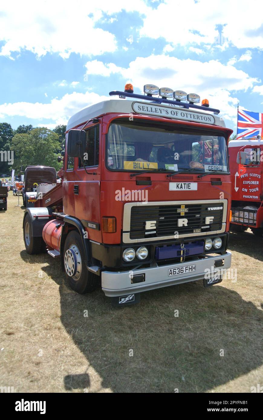 Ein LKW-Fahrerhaus der Baureihe ERF C aus dem Jahr 1984 wurde bei der 47. Historic Vehicle Gathering in Powderham, Devon, England, UK ausgestellt. Stockfoto