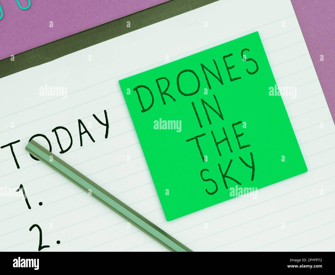 Handschrift: Drohnen im Himmel. Konzeptionelle fotomoderne Luftkameratechnologie Stockfoto