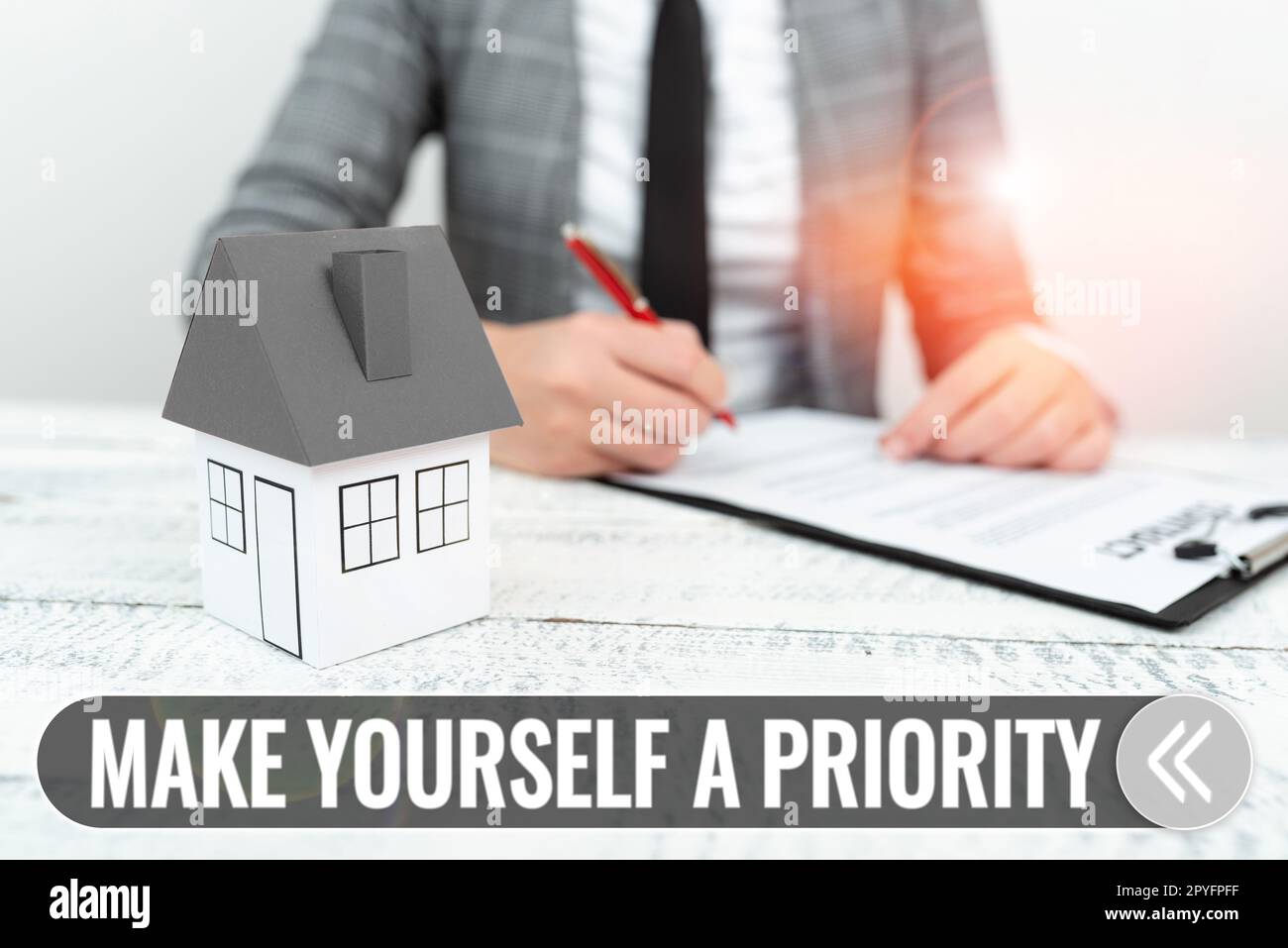 Handschrifttext: Machen Sie sich Selbst Zur Priorität. Geschäftsüberblick Denken Sie in Ihrer eigenen guten ersten persönlichen Entwicklung nach Stockfoto