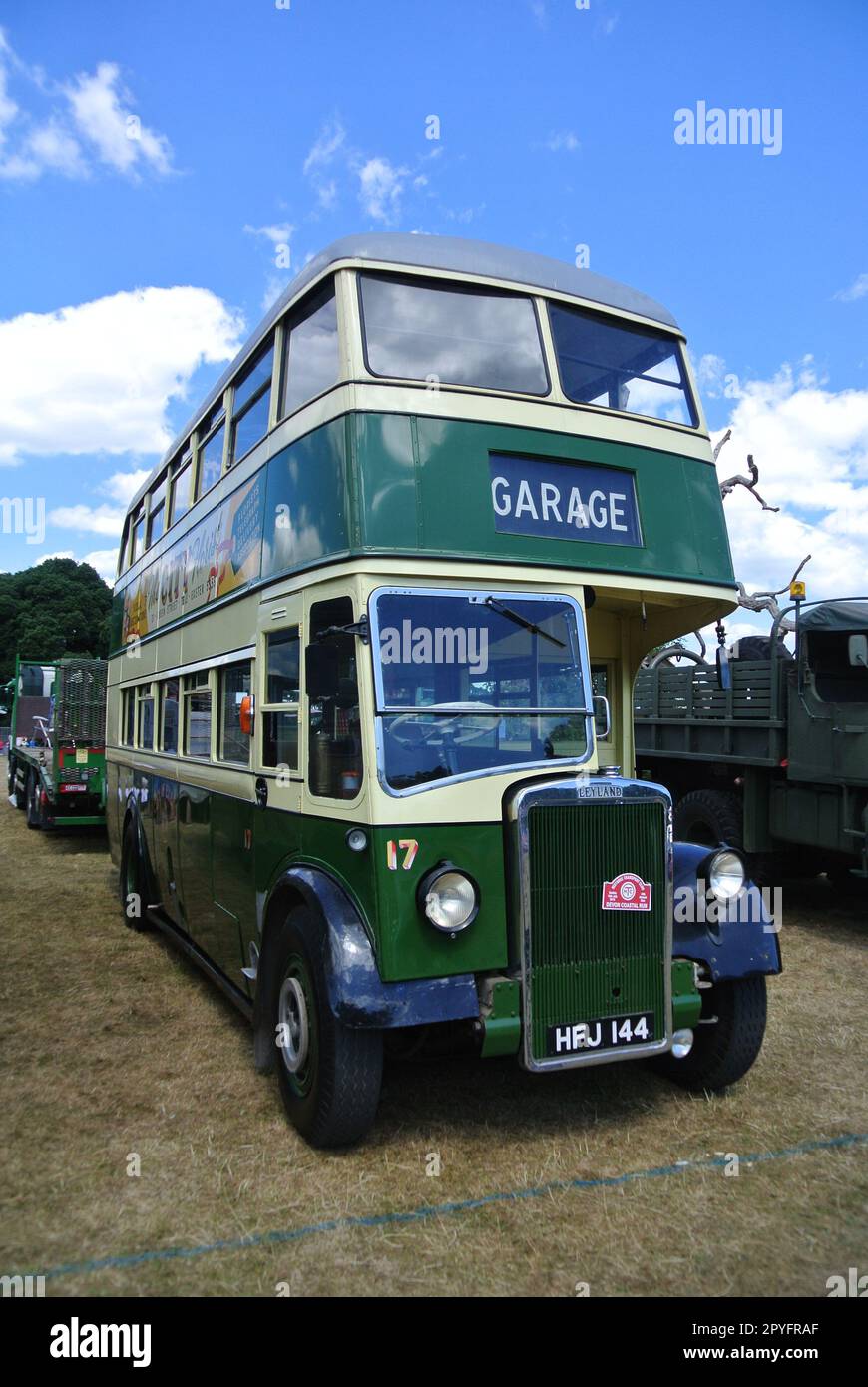 Ein Doppeldeckerbus aus dem Jahr 1948 Leyland PD2 parkte auf der Ausstellung bei der 47. Historic Vehicle Gathering, Powderham, Devon, England, Großbritannien. Stockfoto