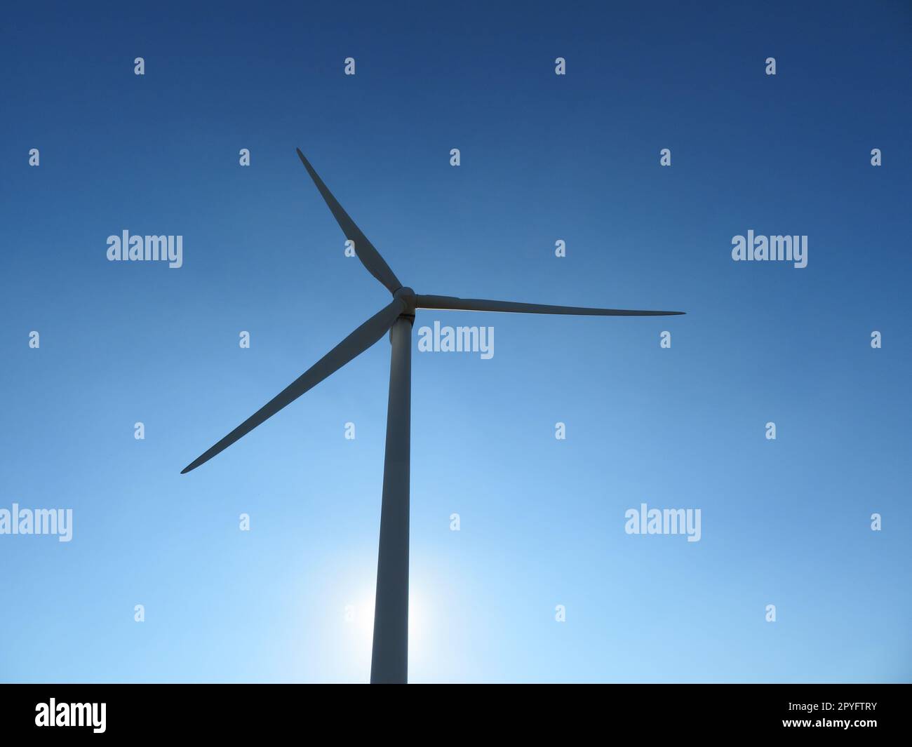 Windturbine saubere Energie Luft große Blätter Mühle Höhe Strom Stockfoto