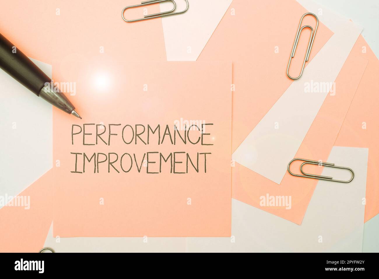 Handgeschriebenes Schild Leistungsverbesserung. Word für Messen und die Ausgabe ändern, um die Effizienz zu erhöhen Stockfoto