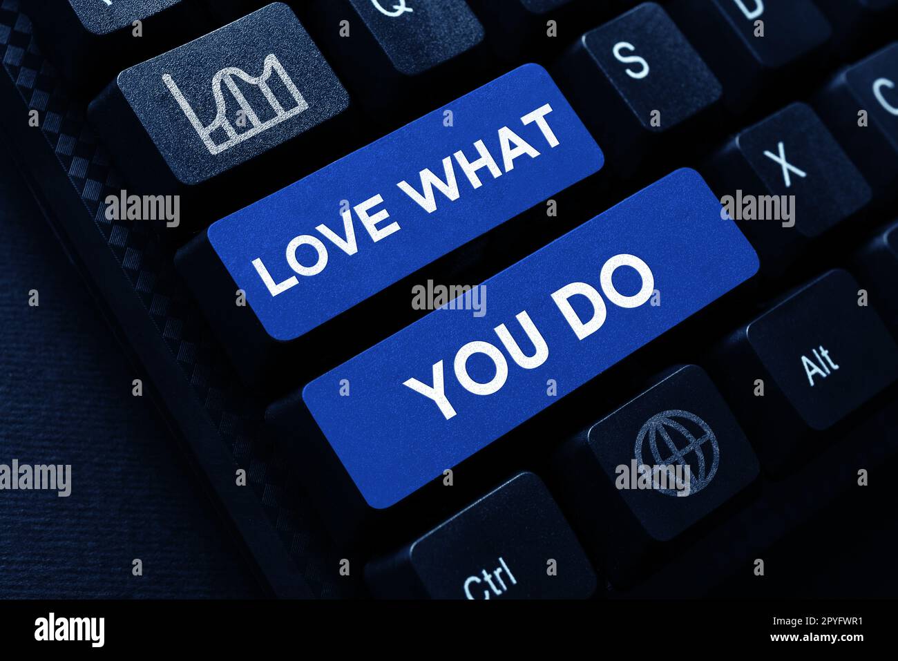 Handschriftlich mit dem Schild "Liebe, was du tust". Das Internet-Konzept hat Leidenschaft und Enthusiasmus bei der Arbeit Hingabe Stockfoto