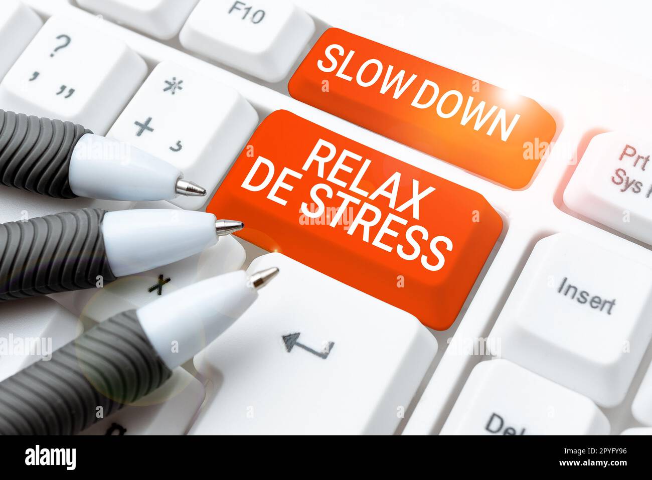 Inspiration mit Schild „Slow Down Relax De Stress“. Geschäftsübersicht Pause Stress reduzieren Ruhe bewahren Stockfoto
