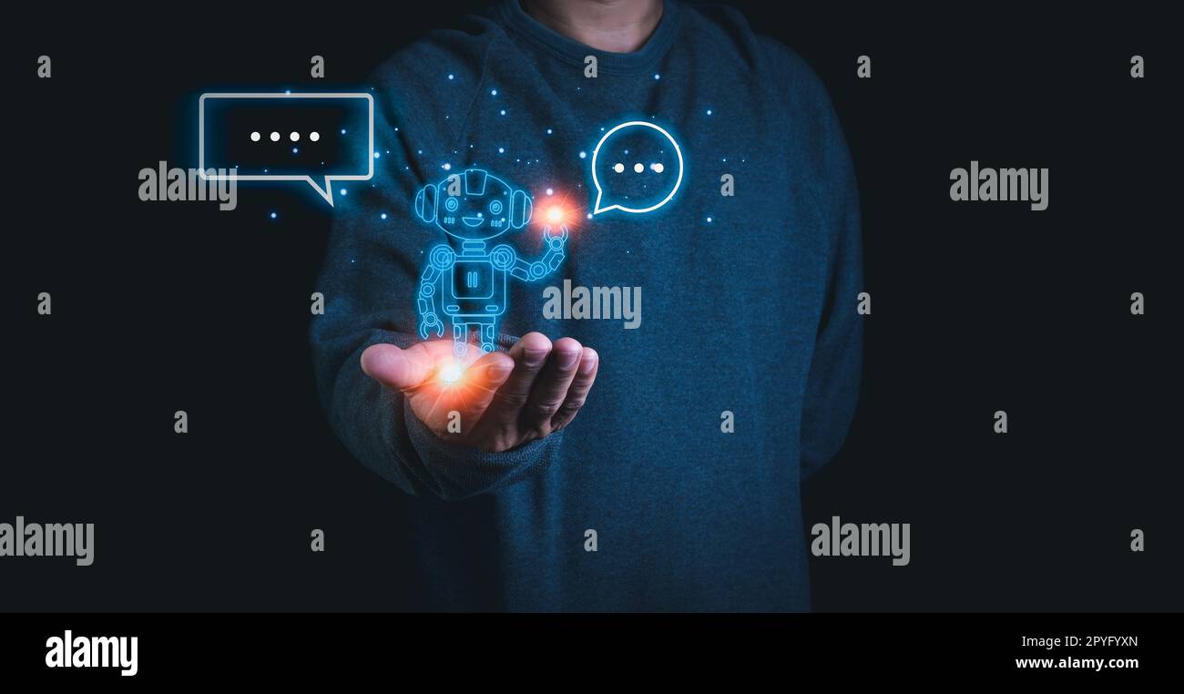 Ein Mensch streckt seine Hand mit einem Modell eines Roboters auf der Hand aus. Demonstriert die Verwendung von KI- und Chat-GPT-Systemen für Recherche und Arbeit. Stockfoto