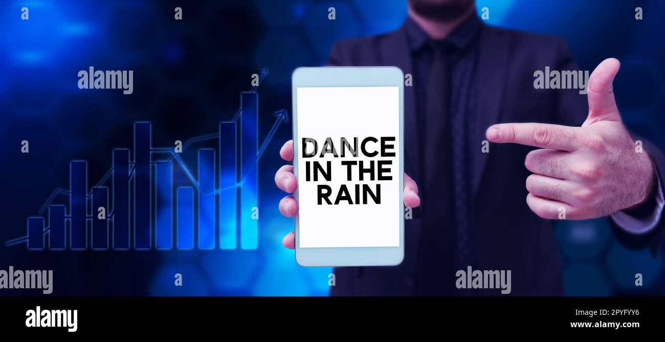 Konzeptionelle Bildunterschrift Tanz im Regen. Ein Wort auf Enjoy the Rainy Day Kinderaktivitäten Happy Tanz Stockfoto