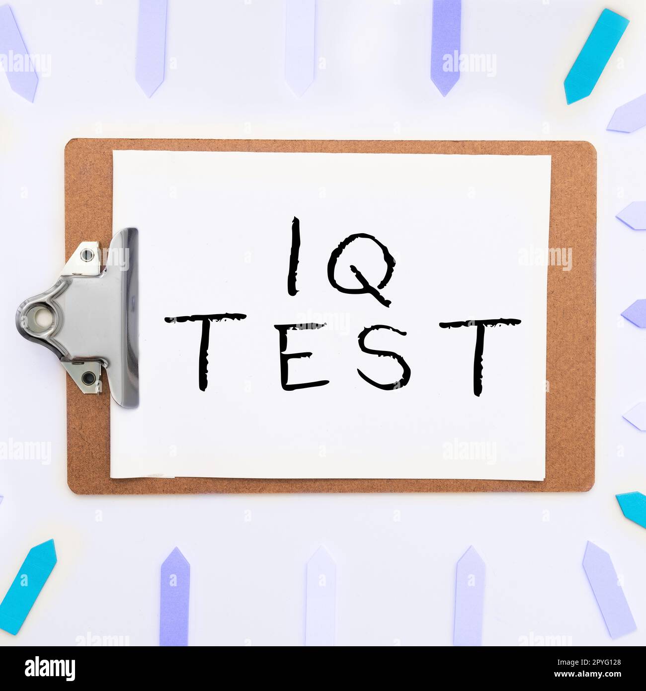 Textbeschriftung zur Darstellung des IQ-Tests. Internetkonzept Versuch, deine kognitiven Fähigkeiten zu messen, menschliche Intelligenz zu beurteilen Stockfoto