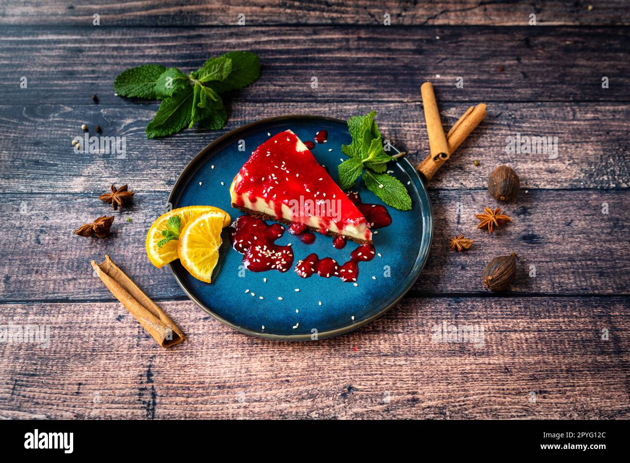 Köstlicher Käsekuchen, handgemacht mit Obst Stockfoto