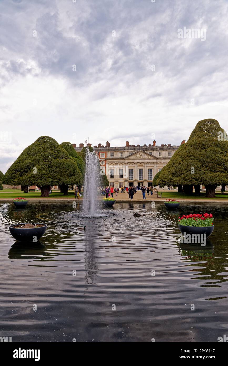 The formal Gardens of Hampton Court Palace - Surrey, London, England, Großbritannien. 22. April 2023 Stockfoto