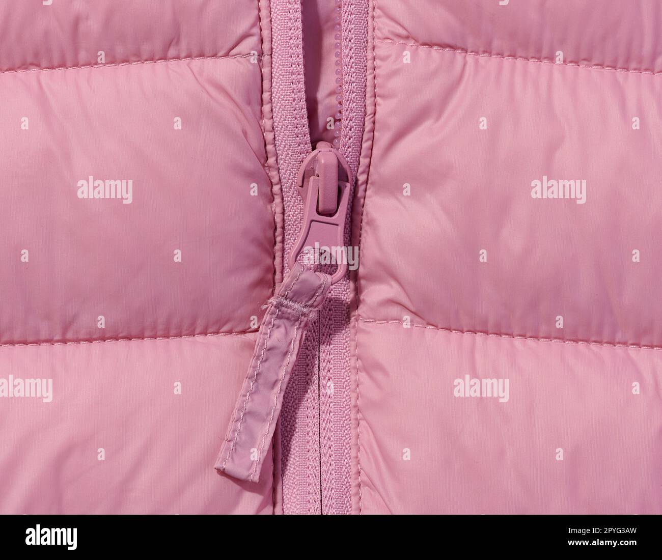 Ein Bruchteil einer rosa Jacke mit Reißverschluss Stockfoto