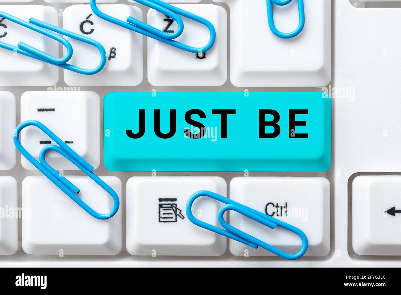 Textzeichen mit „Just BE“. Geschäftsidee, um die Dinge zu tun, an die Sie glauben und für die Sie akzeptiert werden möchten Stockfoto