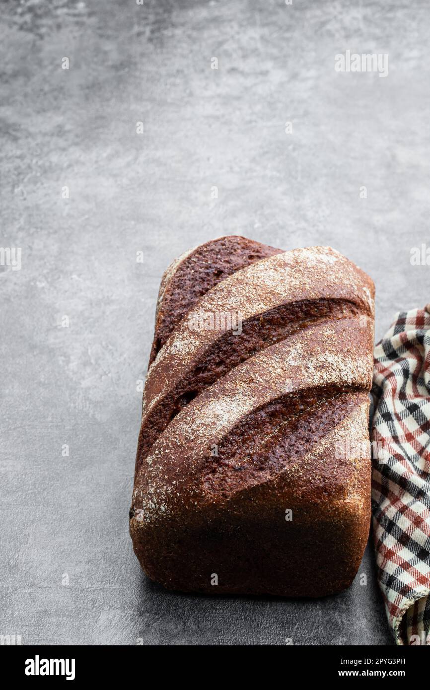 Hausgemachtes dunkles Roggenbrot auf grauem Hintergrund Stockfoto