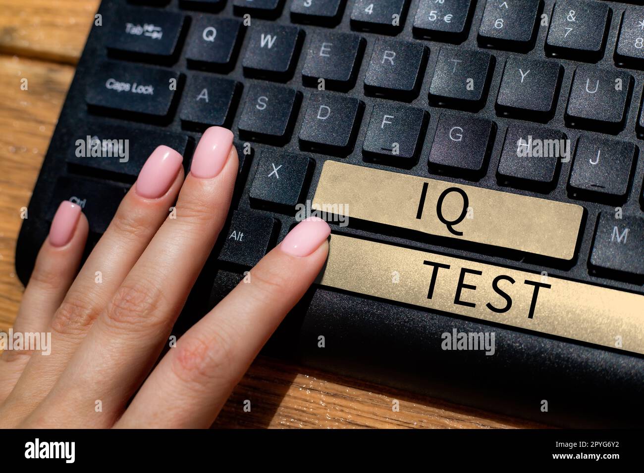Schreiben mit angezeigtem Text IQ-Test. Business Showcase Versuch, Ihre kognitiven Fähigkeiten zu messen, menschliche Intelligenz zu beurteilen Stockfoto