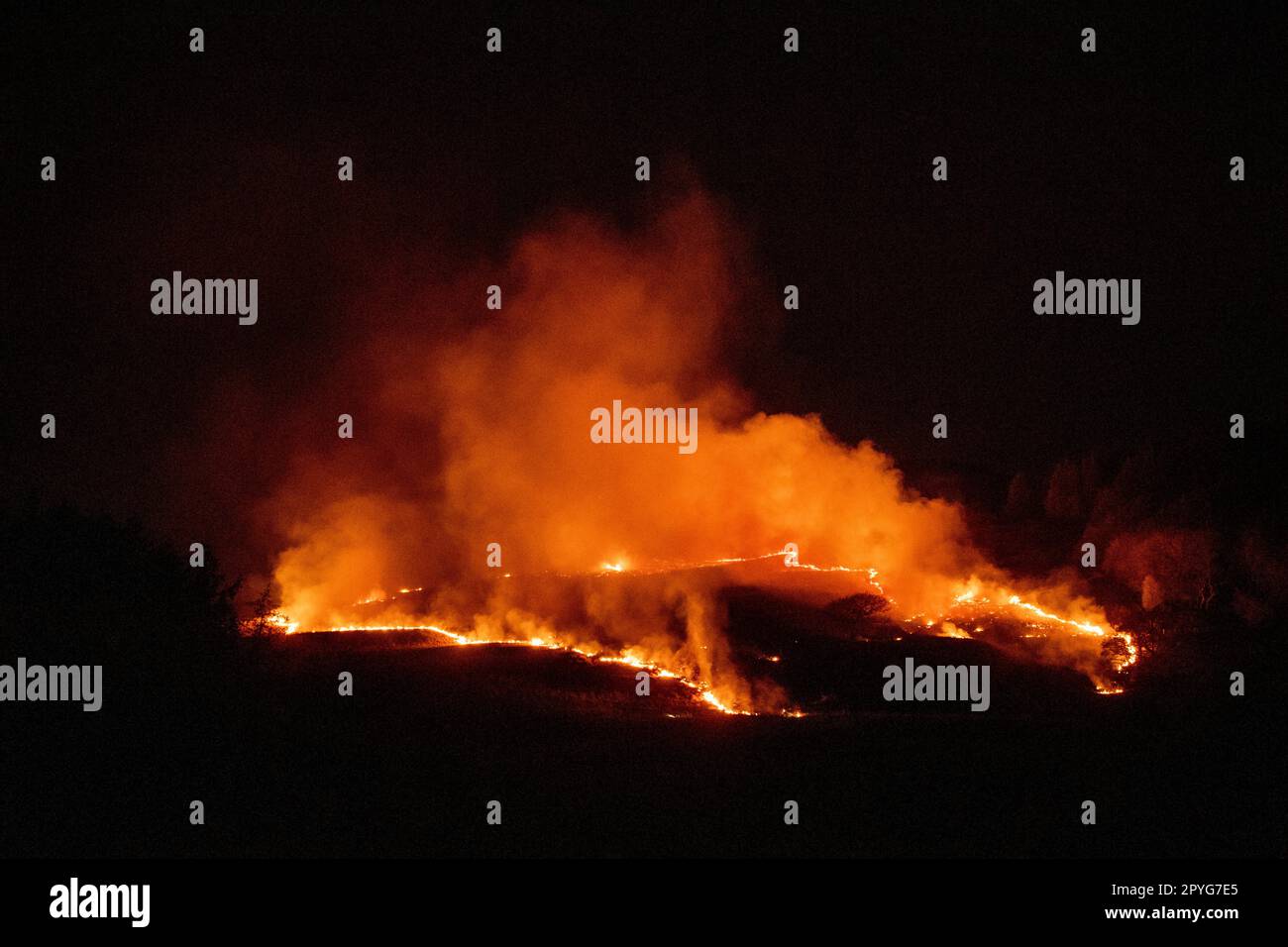 Rhondda Valley, Wales, Großbritannien. 03. Mai 2023. Ton Pentre, Rhondda Valley, Wales, 3/5/23: Mountain Fire above Dinam Park, Ton Pentre in the Rhondda Valley. Bild von Andrew Dowling Credit: Andrew Dowling/Alamy Live News Stockfoto