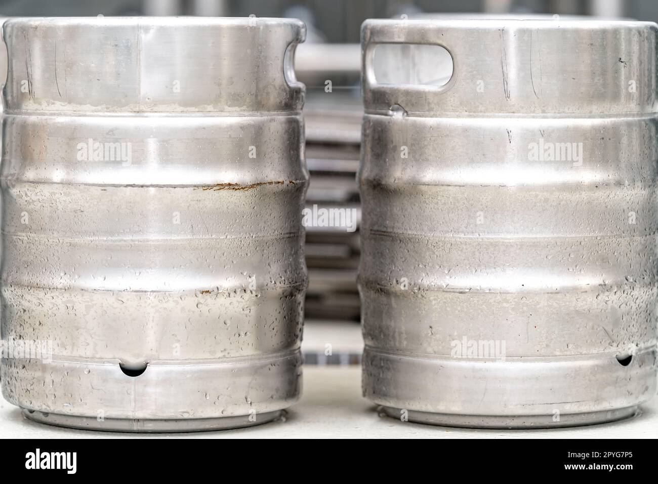 Aluminiumbierfass in einer Brauerei Stockfoto