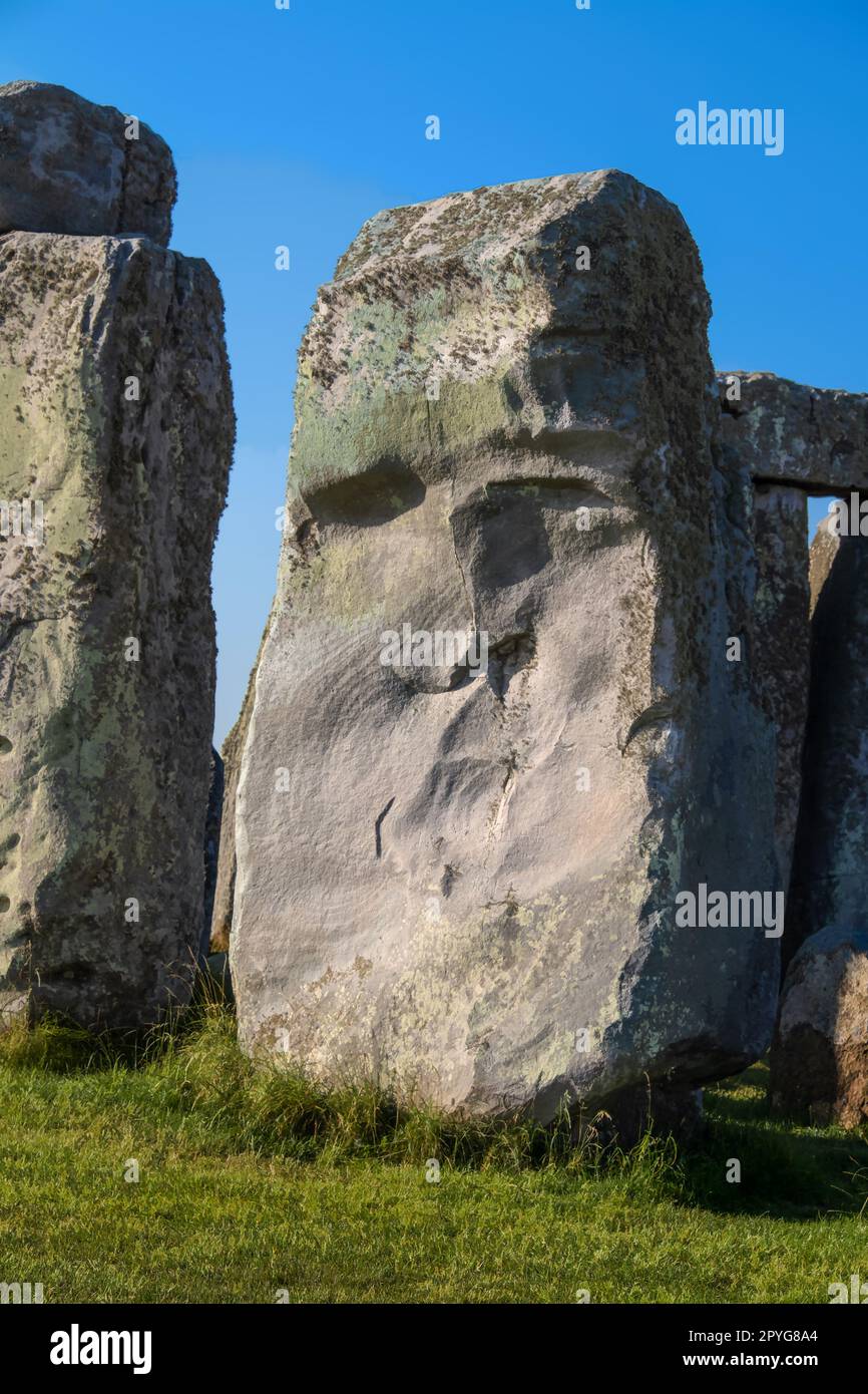 Das Gesicht von Stonehenge Stein Nummer 28 - einer der größeren Sarsensteine, die den äußeren Kreis des britischen Megaliths bilden Stockfoto