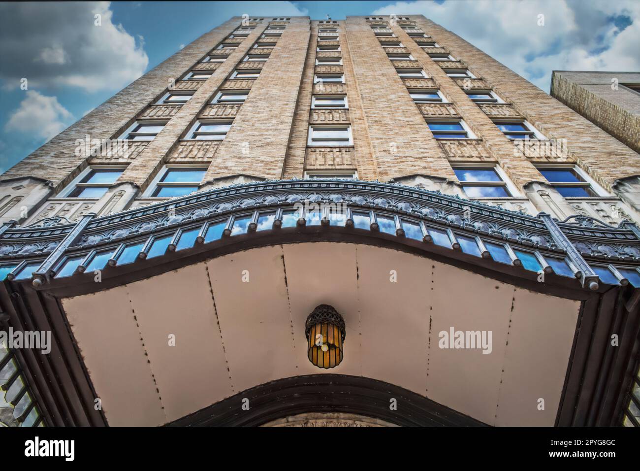 Art déco-Himmelskratzergebäude mit kunstvoll geschwungenem Vordach über dem Eingang - Ausblick nach oben Stockfoto